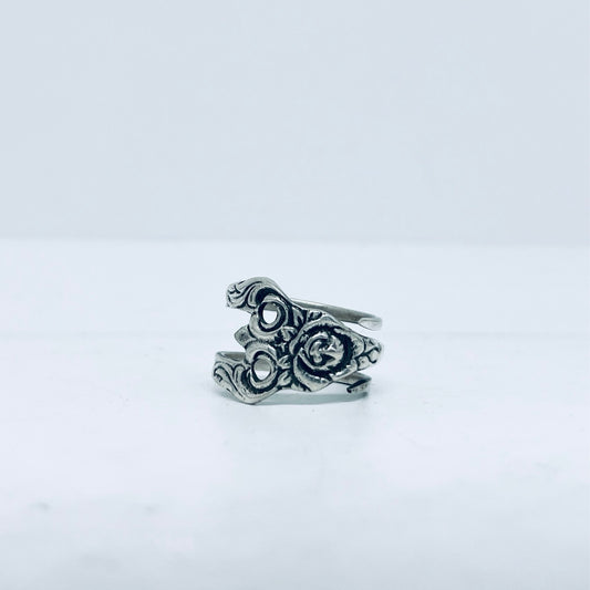 Anello Artigianale Mod. FORCHETTINA ROSA DI HILDESHEIM Realizzato con parte di antica forchettina in Argento (Prima Metà del ’900)