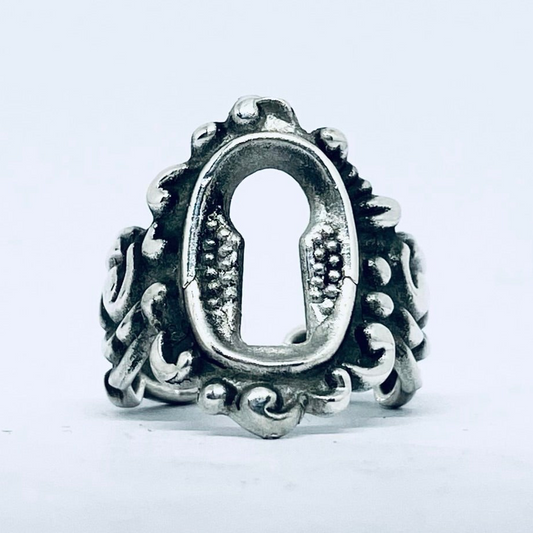 Anello Artigianale “SERRATURA OVALE” Realizzato con serratura in Argento (Prima Metà del ’900)