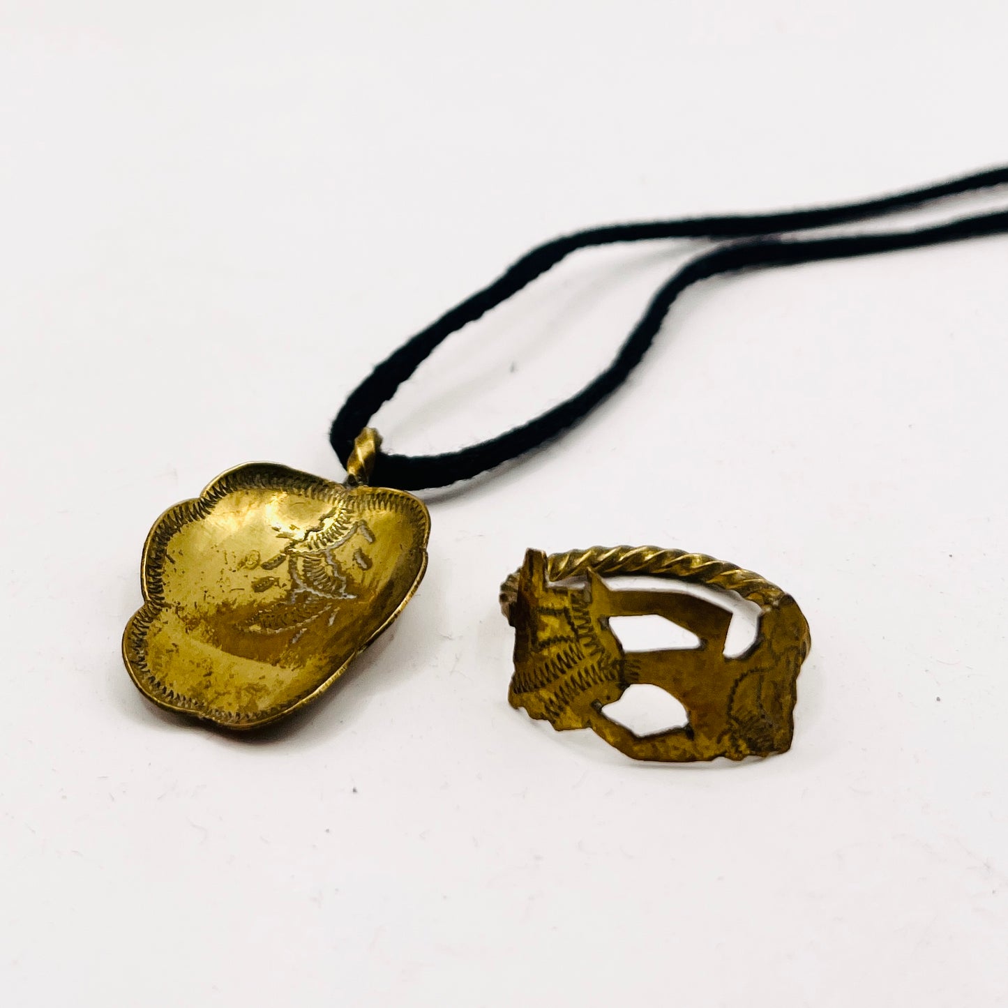 Anello + Pendente Artigianale “Wayang Kulit”  Realizzato con Antica posata in OTTONE (Prima Metà del ’900)