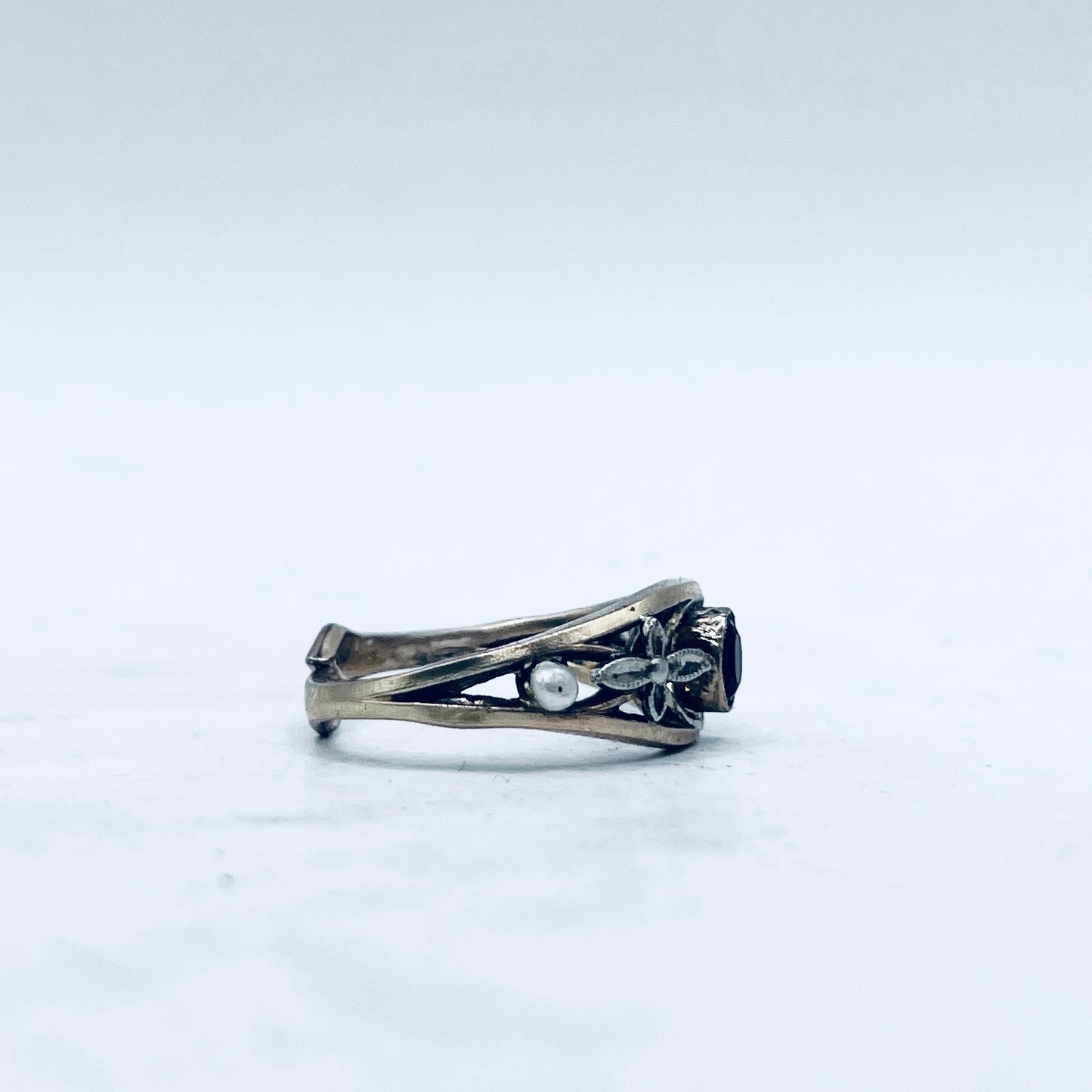 Anello Artigianale GRANATO 01 Mod. SPILLA Realizzato con Antica spilla in Argento (Prima Metà del ’900)
