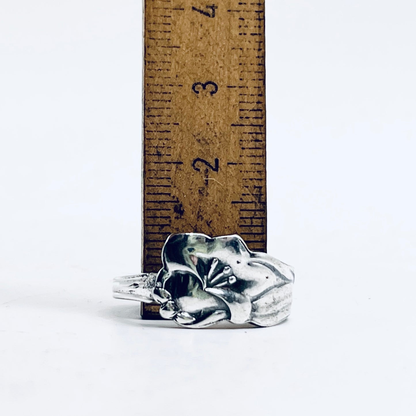 Anello Artigianale Mod. CLASSICO/SPIRALE/INTERO  “IRIS-GIGLIO”  Realizzato con Antica posata in Argento (Prima Metà del ’900)