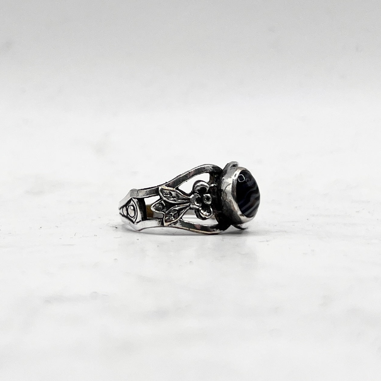 Anello Artigianale ZEBRA STONE Mod. SPILLA Realizzato con Antica spilla in Argento (Prima Metà del ’900)