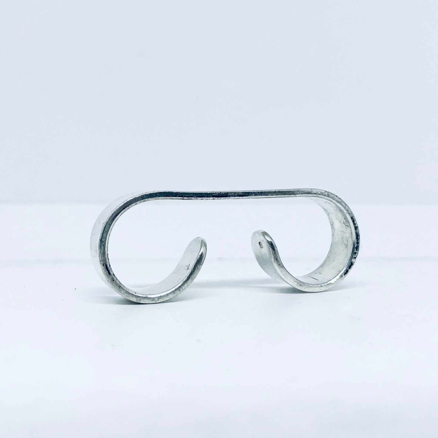 Anello Artigianale PORTATAVAGLIOLO  Mod. TRIPLO TIRAPUGNI  Realizzato con Antica posata in Argento (Prima Metà del ’900)