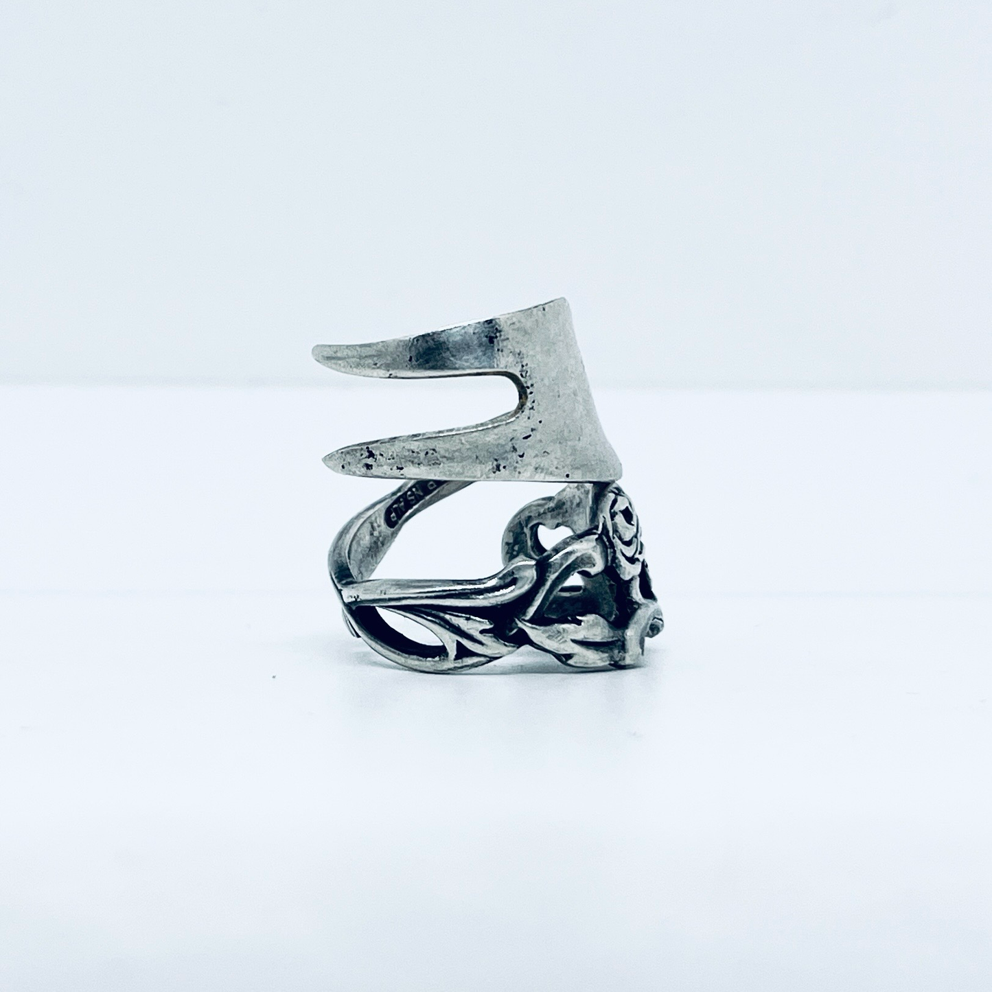 Anello Artigianale Mod. FORCHETTINA ROSE TRAFORATE Realizzato con intera antica forchettina in Argento (Prima Metà del ’900)