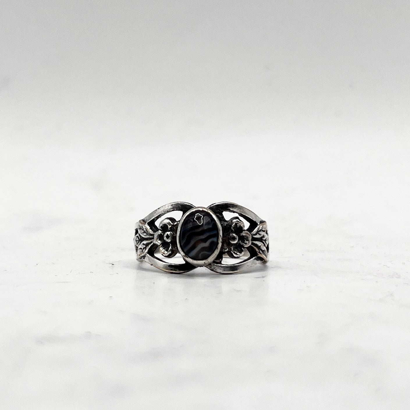 Anello Artigianale ZEBRA STONE Mod. SPILLA Realizzato con Antica spilla in Argento (Prima Metà del ’900)
