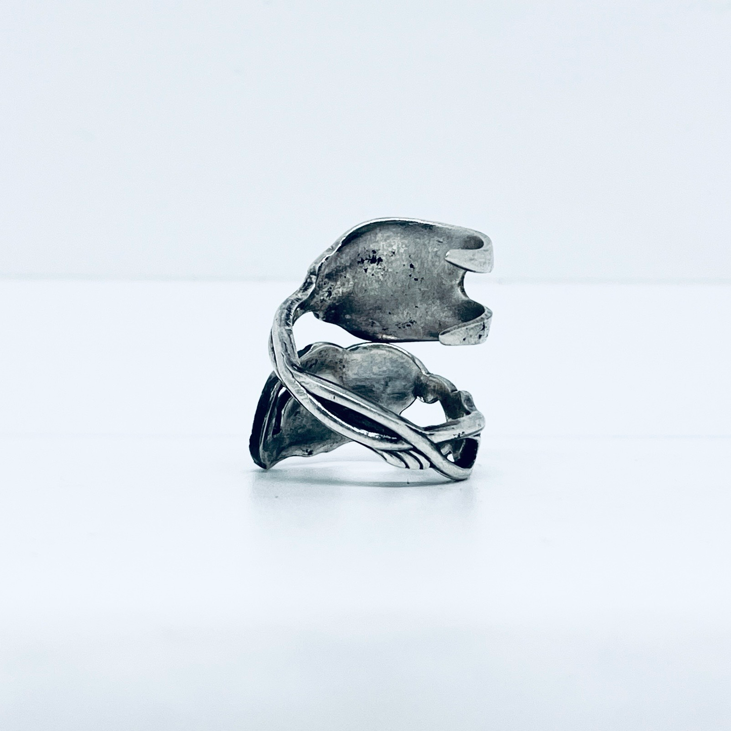 Anello Artigianale Mod. FORCHETTINA ROSE TRAFORATE Realizzato con intera antica forchettina in Argento (Prima Metà del ’900)