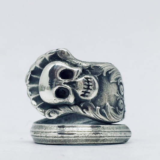 Anello Artigianale TESCHIO PIRATA Mod. SPIRALE  Realizzato con Antica posata in Argento (Prima Metà del ’900)