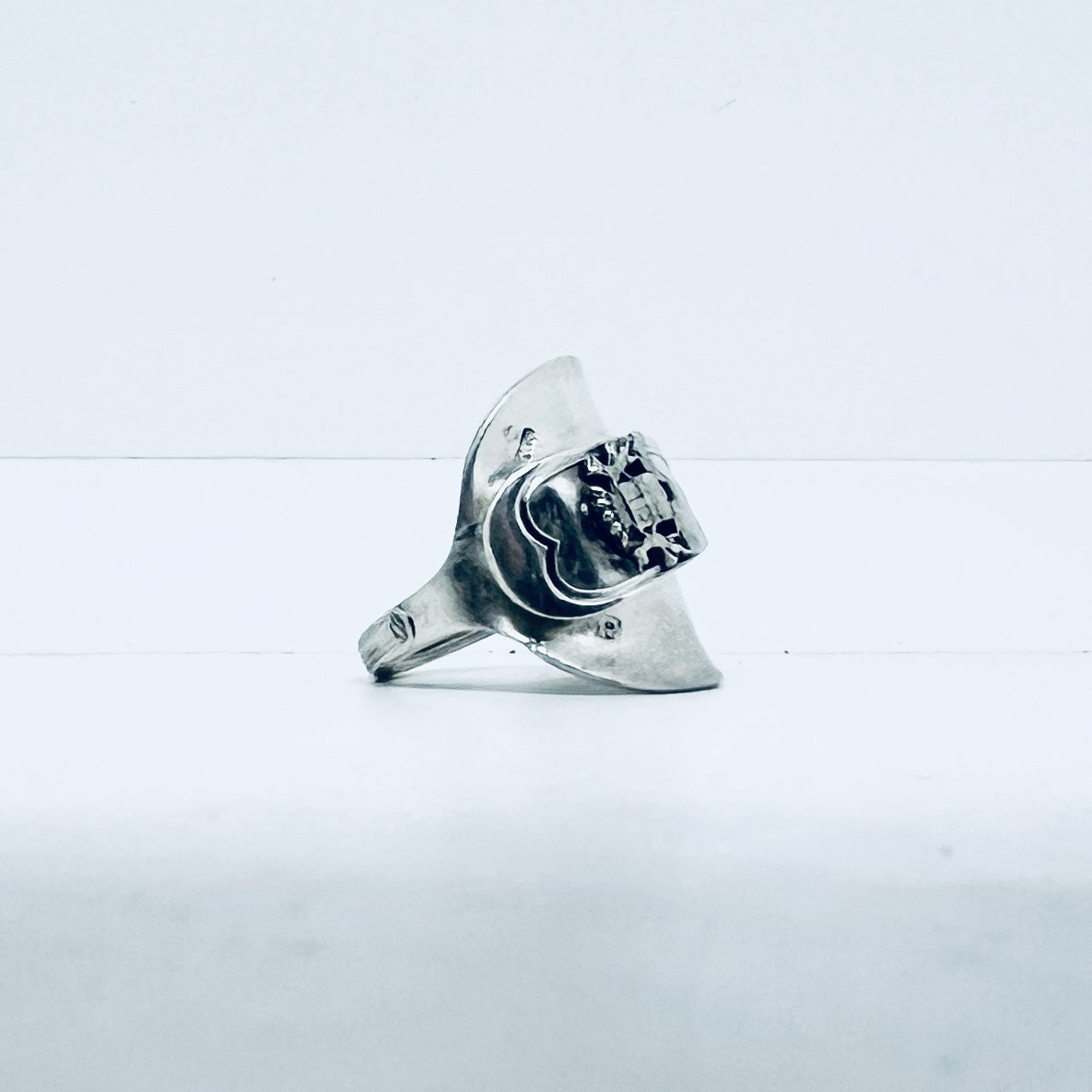 Anello Artigianale STEMMA Mod. INTERO  Realizzato con intero Antico Cucchiaino in Argento (Prima Metà del ’900)