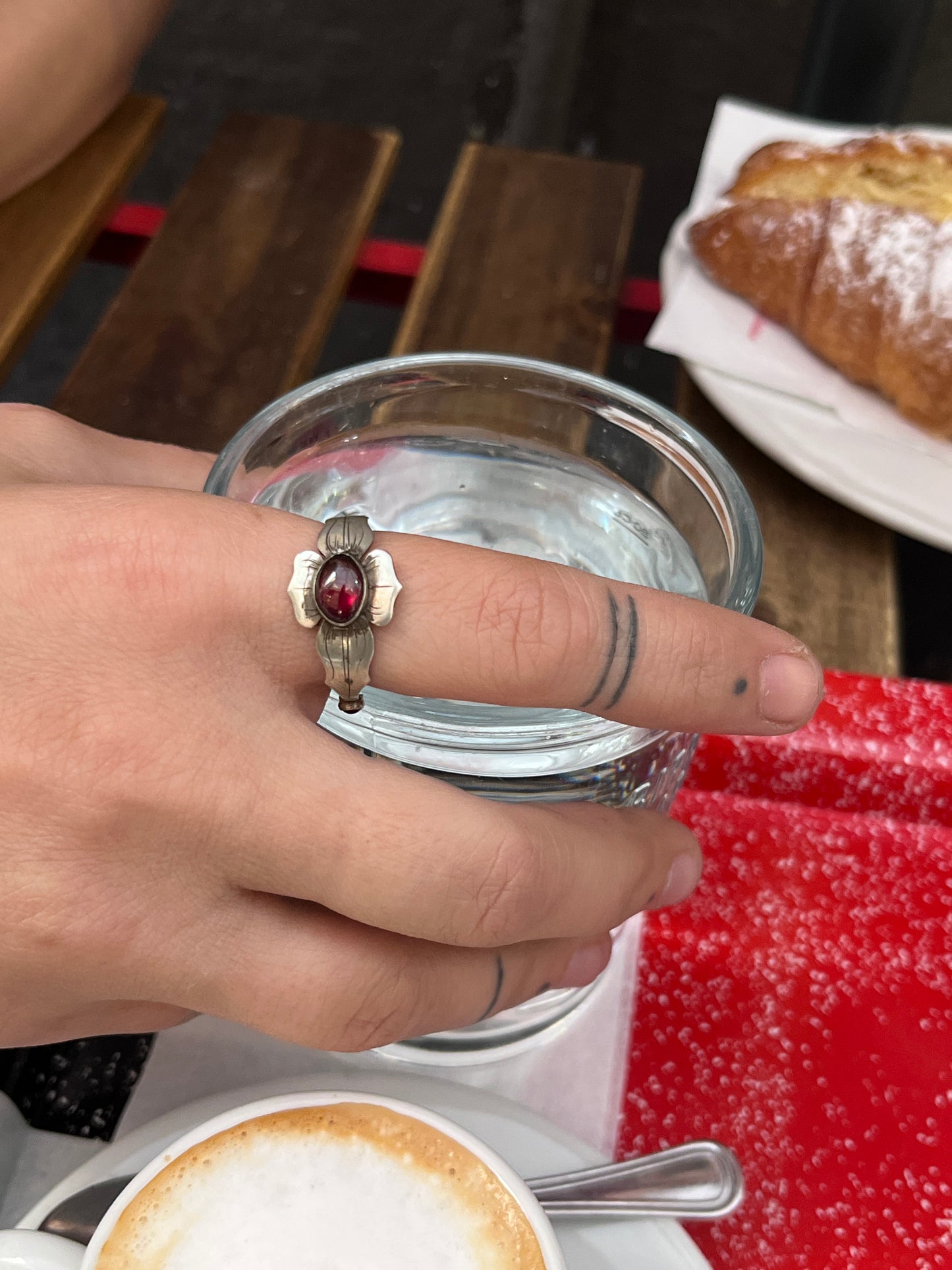 Anello Artigianale SPILLA SANGUE DI DRAGO o DEMOGORGONE Mod. SPILLA ARG 800 e GRANATO Realizzato con Antica spilla in Argento (Prima Metà del ’900