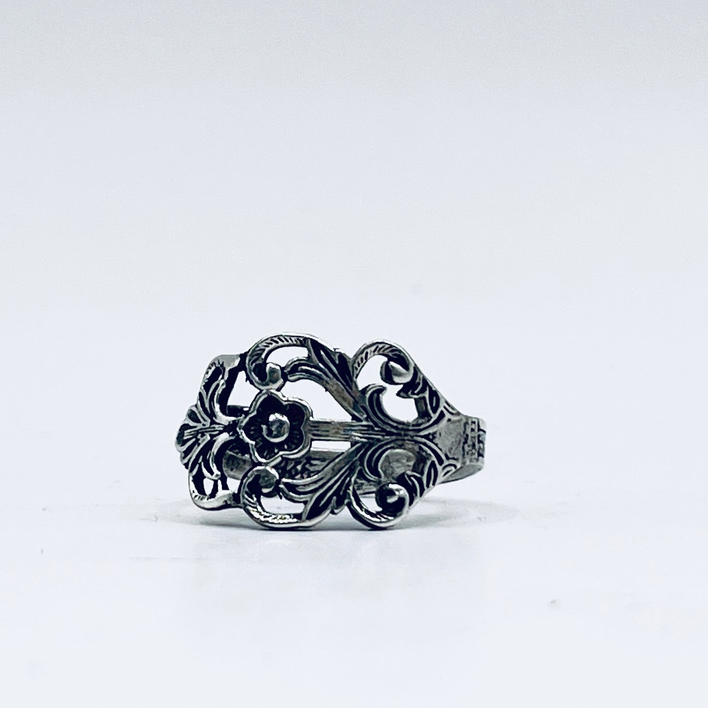 Anello Artigianale TRAFORATO PICCOLO Mod. CLASSICO  Realizzato con Antica posata in Argento (Prima Metà del ’900)
