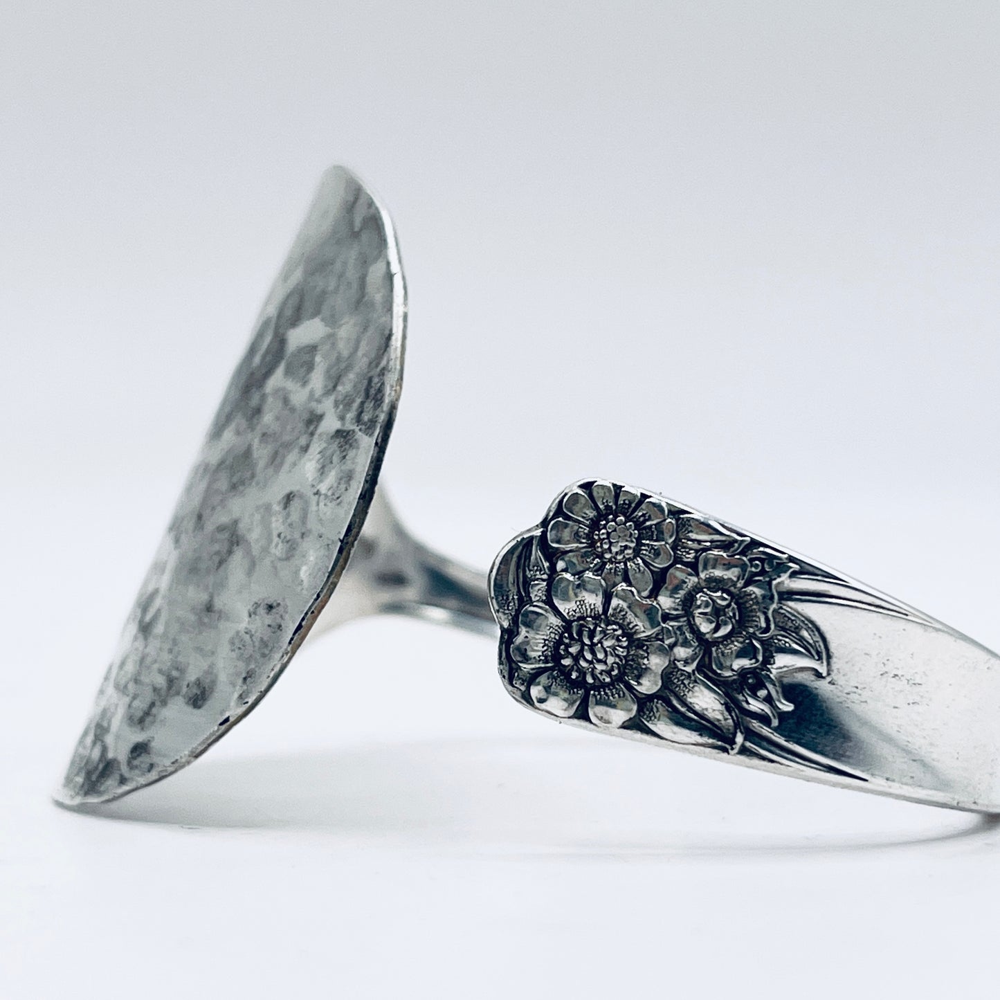 Bracciale Artigianale GIRASOLI  Mod. CUCCHIAIO MARTELLATO  Realizzato con Antica posata in Argento (Prima Metà del ’900)