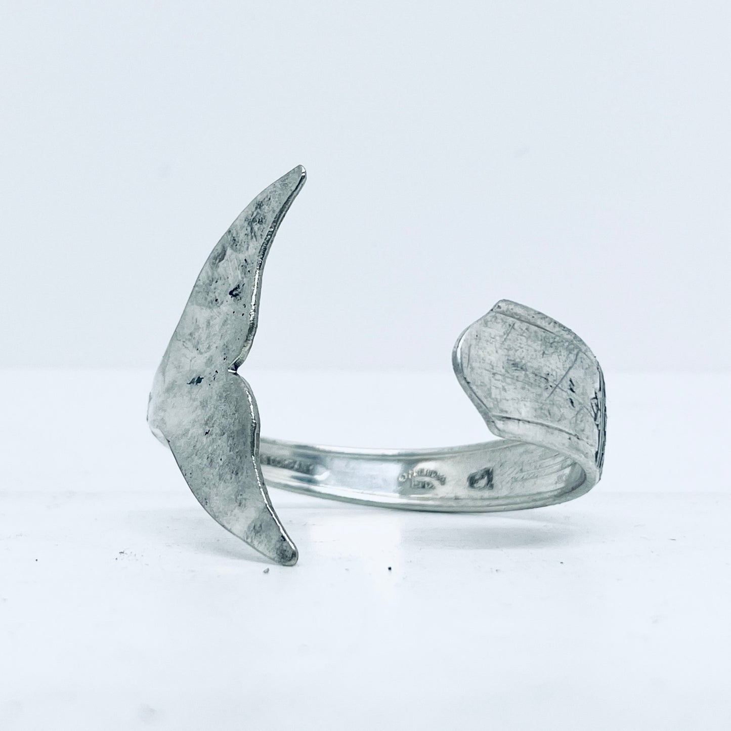 Bracciale Artigianale Mod. CODA MARTELLATA  Realizzato con Antica posata in Argento (Prima Metà del ’900)