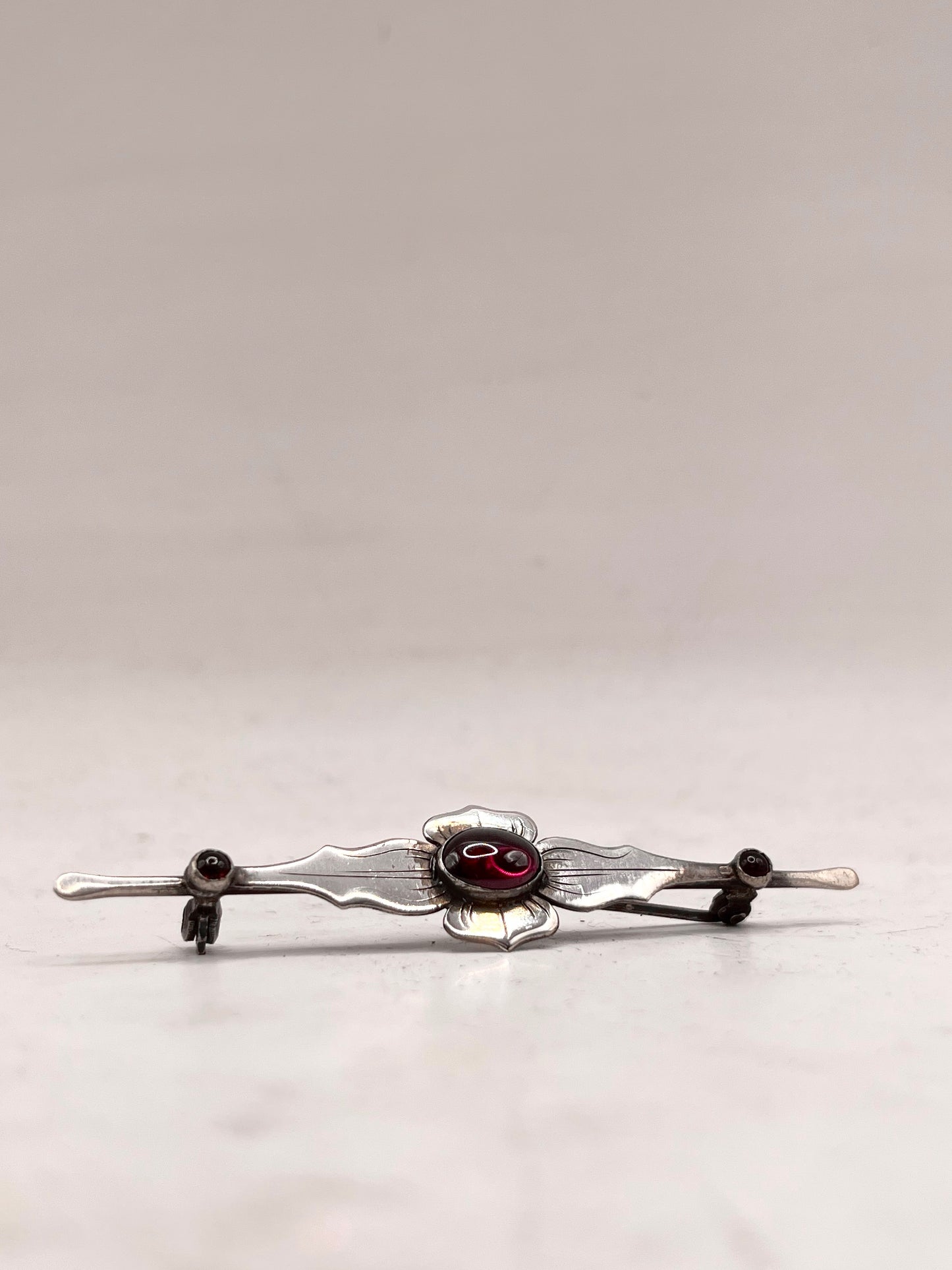 Anello Artigianale SPILLA SANGUE DI DRAGO o DEMOGORGONE Mod. SPILLA ARG 800 e GRANATO Realizzato con Antica spilla in Argento (Prima Metà del ’900