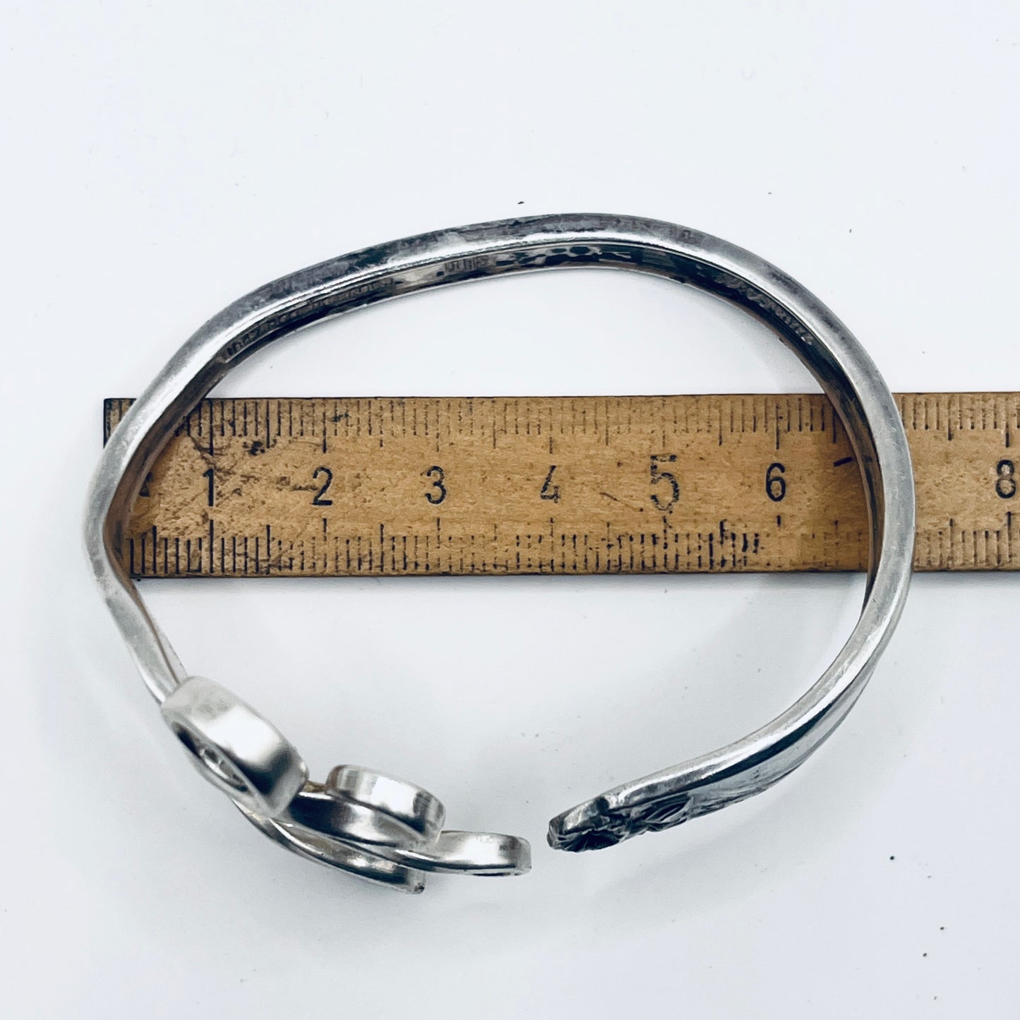 Bracciale Artigianale Mod. FORCHETTA  NARCISO Realizzato con Antica posata in lega d’argento (Prima Metà del ’900)