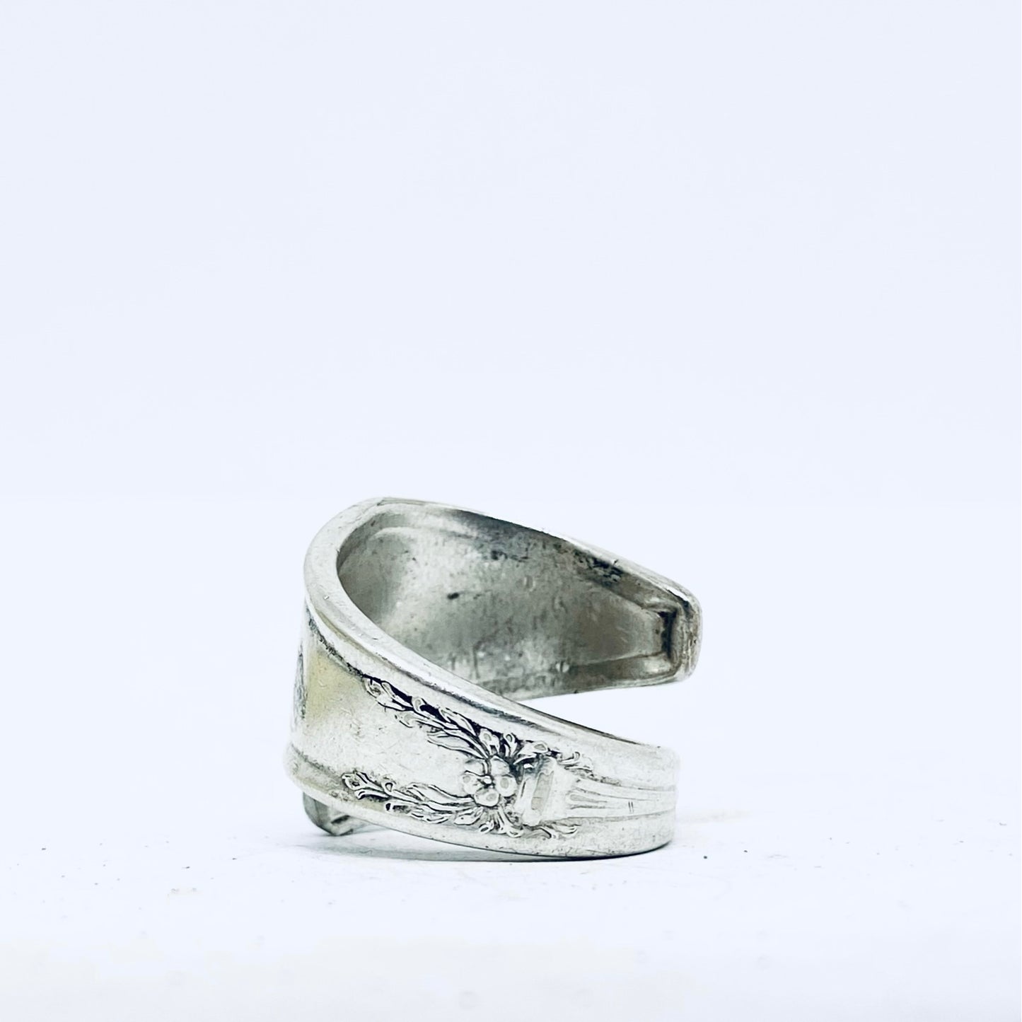 Anello Artigianale con Iniziale R