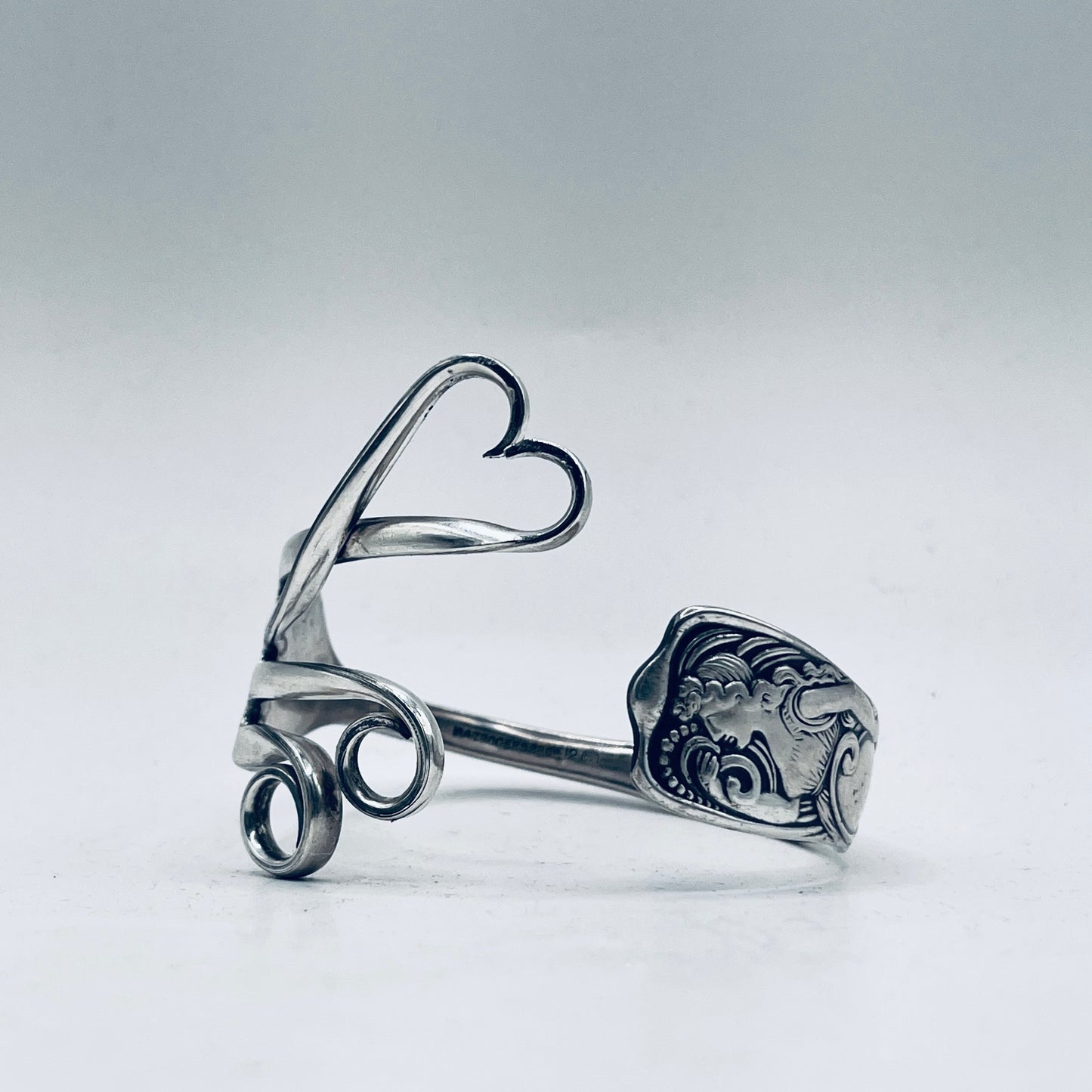 Bracciale Artigianale “SIREN” Mod. FORCHETTA  CUORE Realizzato con Antica posata in lega d’argento (Prima Metà del ’900)