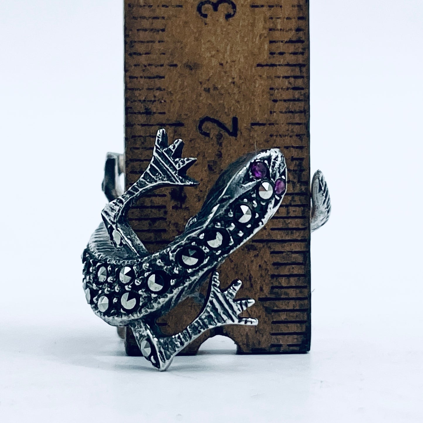 Anello Artigianale GECO RUBINI Mod. SPILLA Realizzato con Antica spilla in Argento e Marcasiti (Prima Metà del ’900)