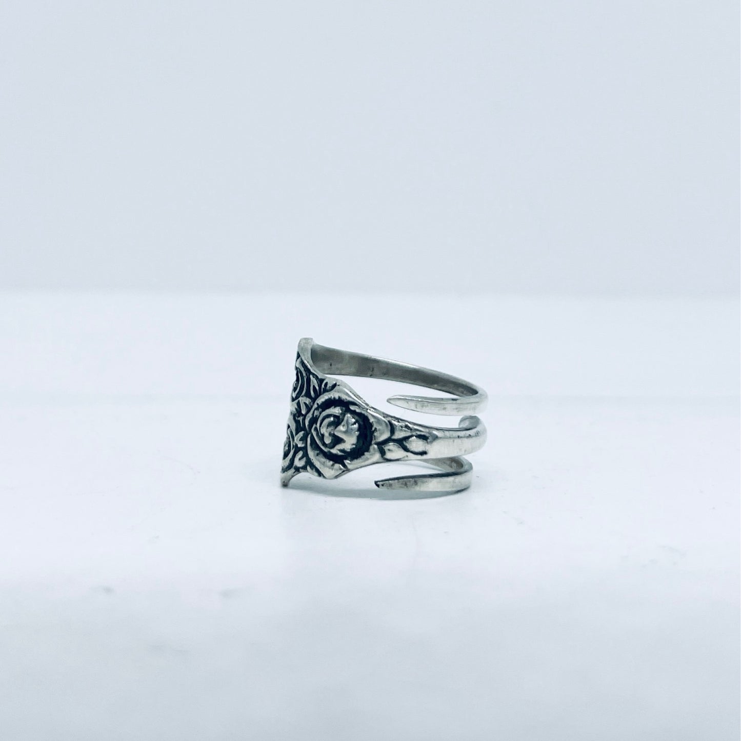 Anello Artigianale Mod. FORCHETTINA ROSA DI HILDESHEIM Realizzato con parte di antica forchettina in Argento (Prima Metà del ’900)