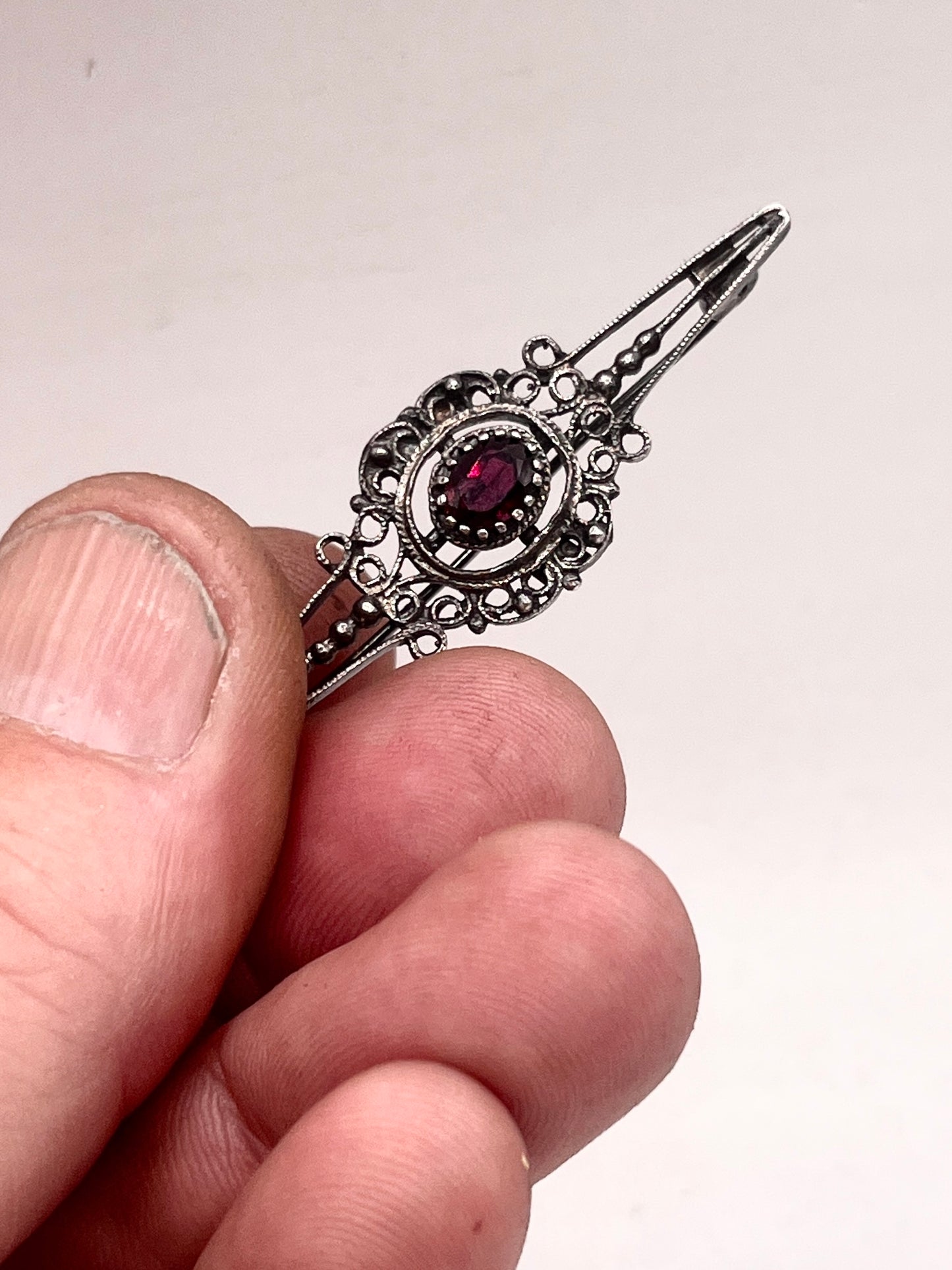 Anello Artigianale SPILLA VELLUTO Mod. SPILLA ARG 835 e GRANATO Realizzato con Antica spilla in Argento (Prima Metà del ’900