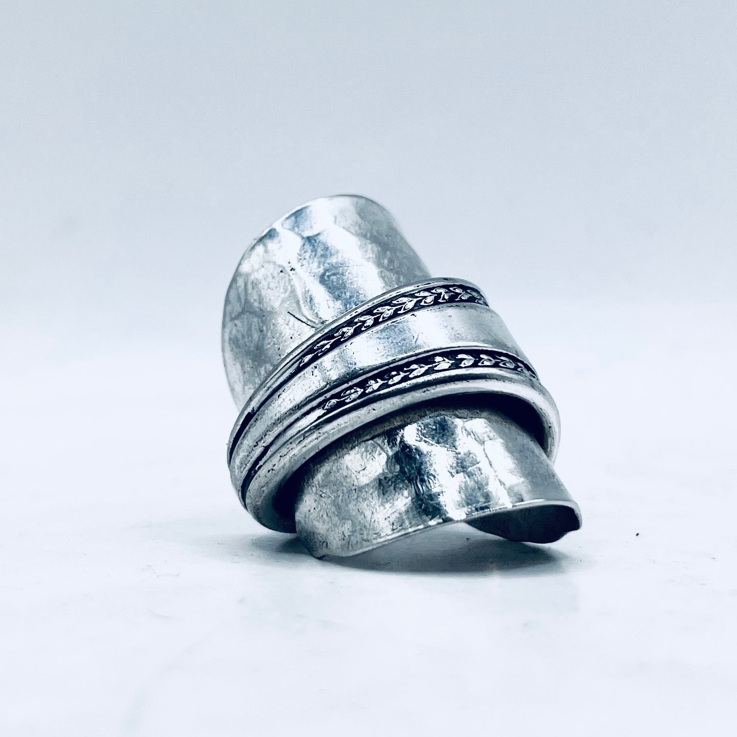 Anello Artigianale Mod. INTERO  FIORI MARTELLATO Realizzato con intero Antico Cucchiaino in Argento (Prima Metà del ’900)
