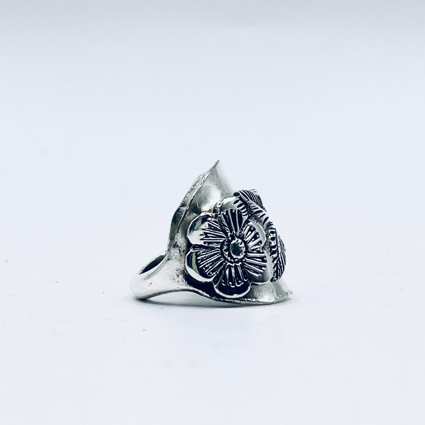 Anello Artigianale FIORE PERÙ Mod. INTERO MARTELLATO Realizzato con intero Antico Cucchiaino in Argento 925(Prima Metà del ’900)