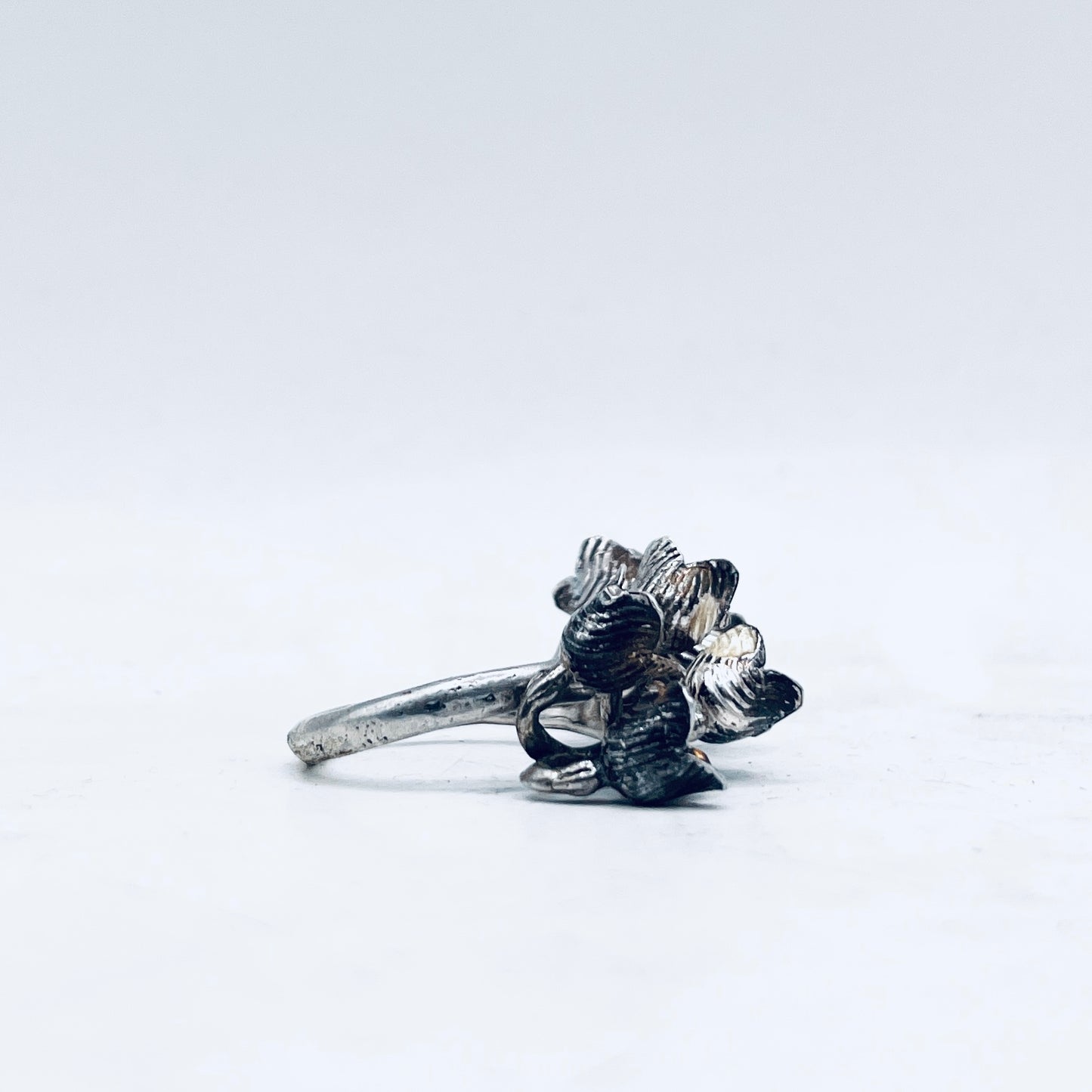 Anello Artigianale MUGHETTI Mod. CLASSICO  Realizzato con Antica SPILLA in Argento 800(Prima Metà del ’900)