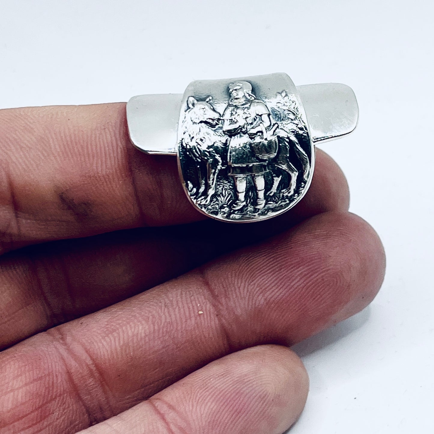 Anello Artigianale CAPPUCCETTO ROSSO&LUPO Mod. INTERO  PUSHER FOOD Realizzato con intero Antico pusher food in Argento (Prima Metà del ’900)