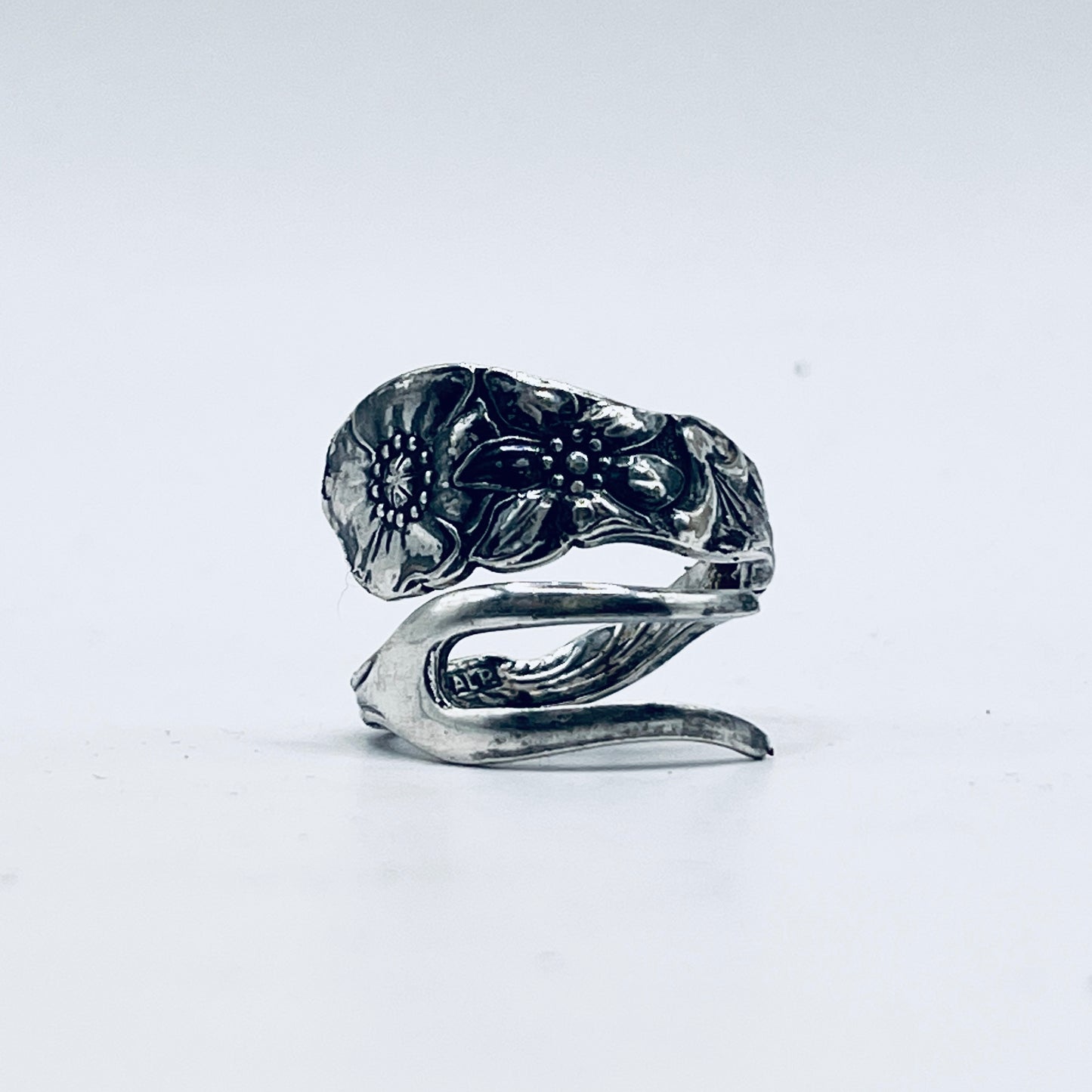 Anello Artigianale ANEMONE Mod. PINZETTA  Realizzato con Antica posata in Argento (Prima Metà del ’900)