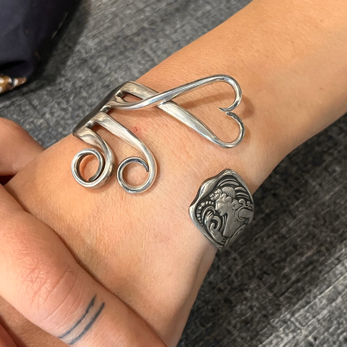 Bracciale Artigianale “SIREN” Mod. FORCHETTA  CUORE Realizzato con Antica posata in lega d’argento (Prima Metà del ’900)