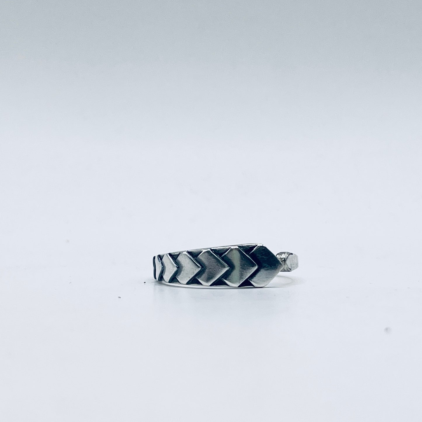 Anello Artigianale FRECCIA DI CUORI Mod. CLASSICO  Realizzato con Antica posata in Argento (Prima Metà del ’900)