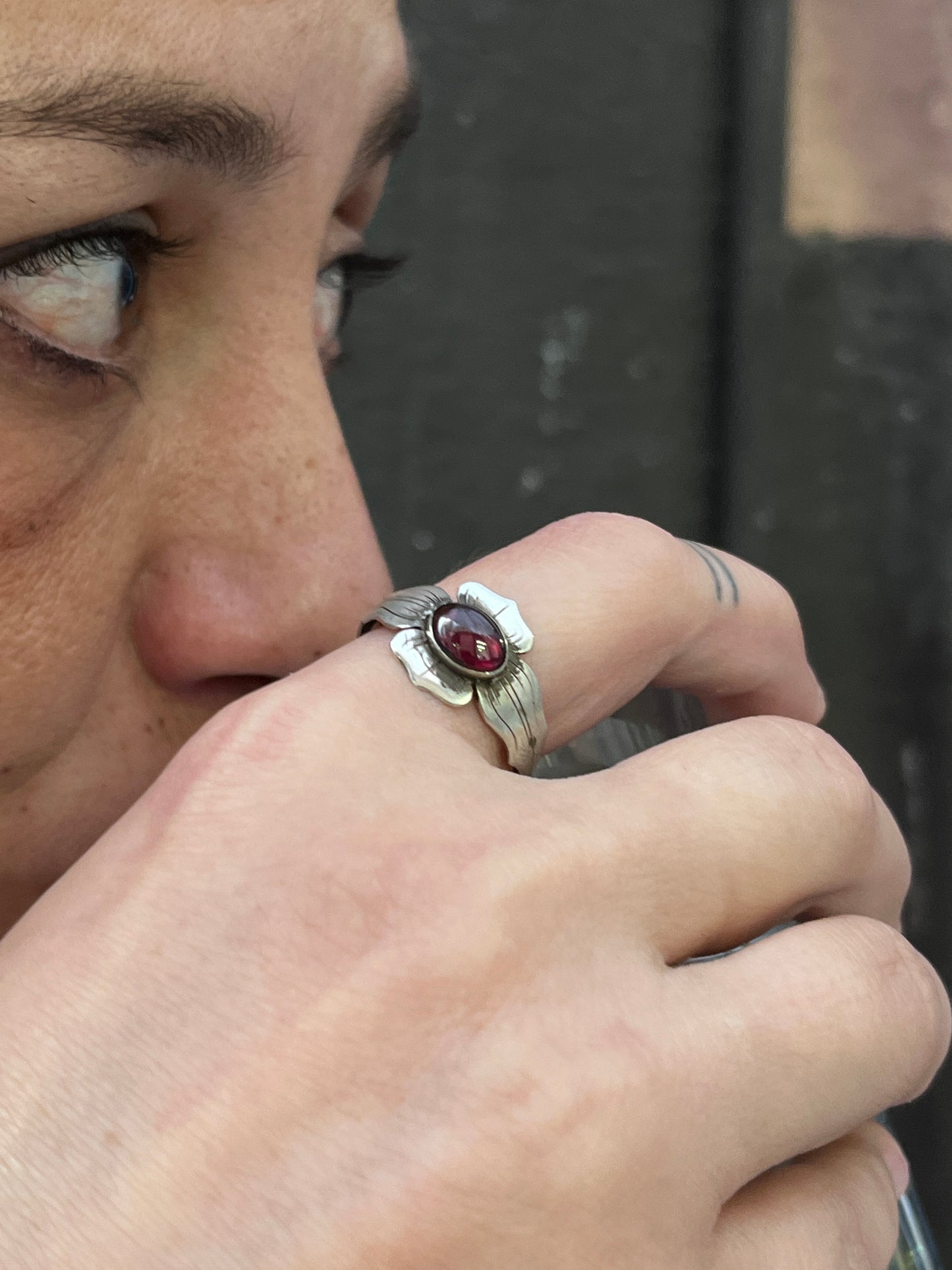 Anello Artigianale SPILLA SANGUE DI DRAGO o DEMOGORGONE Mod. SPILLA ARG 800 e GRANATO Realizzato con Antica spilla in Argento (Prima Metà del ’900