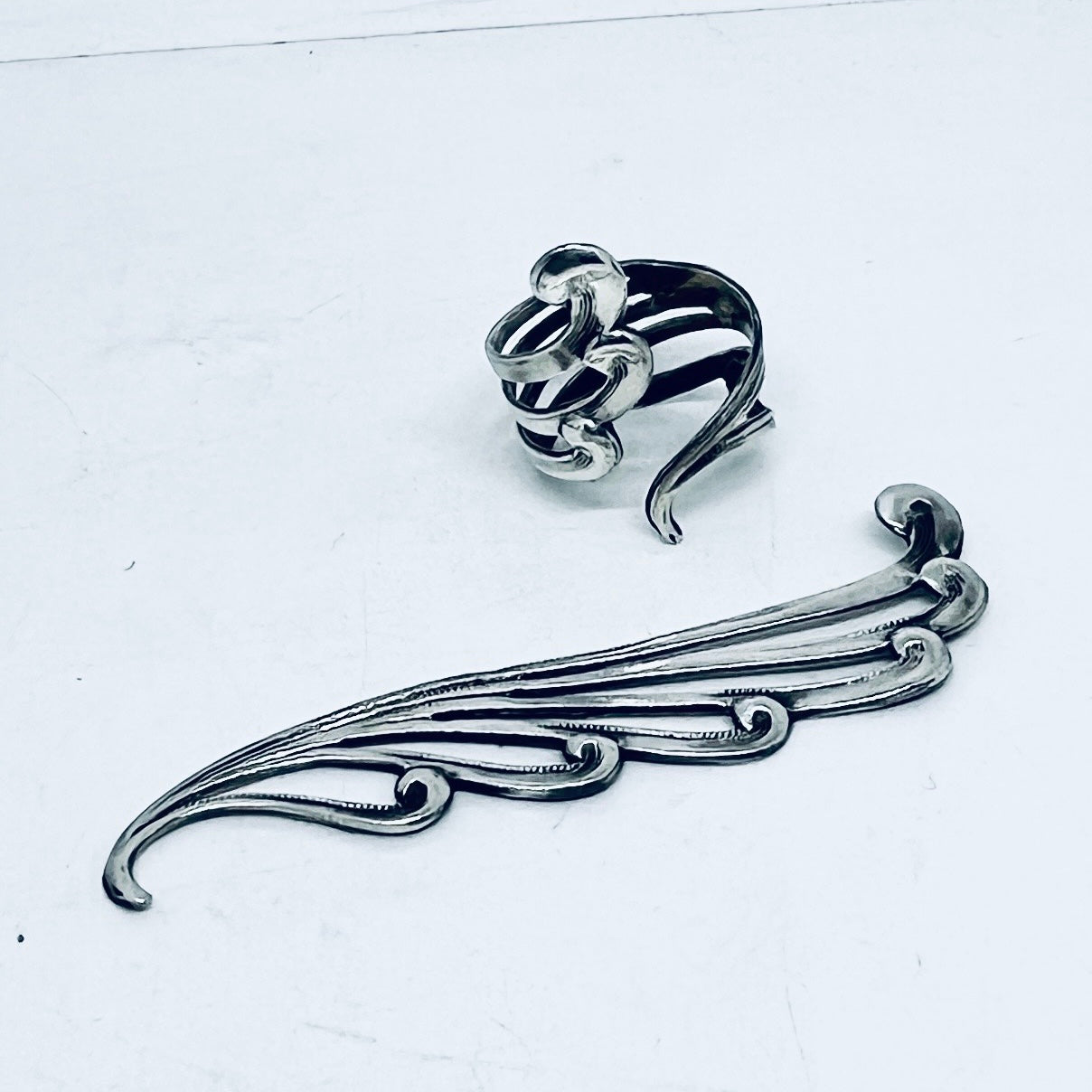 Anello Artigianale ONDA LIBERTY Mod. SPILLA Realizzato con Antica spilla in Argento (Prima Metà del ’900)