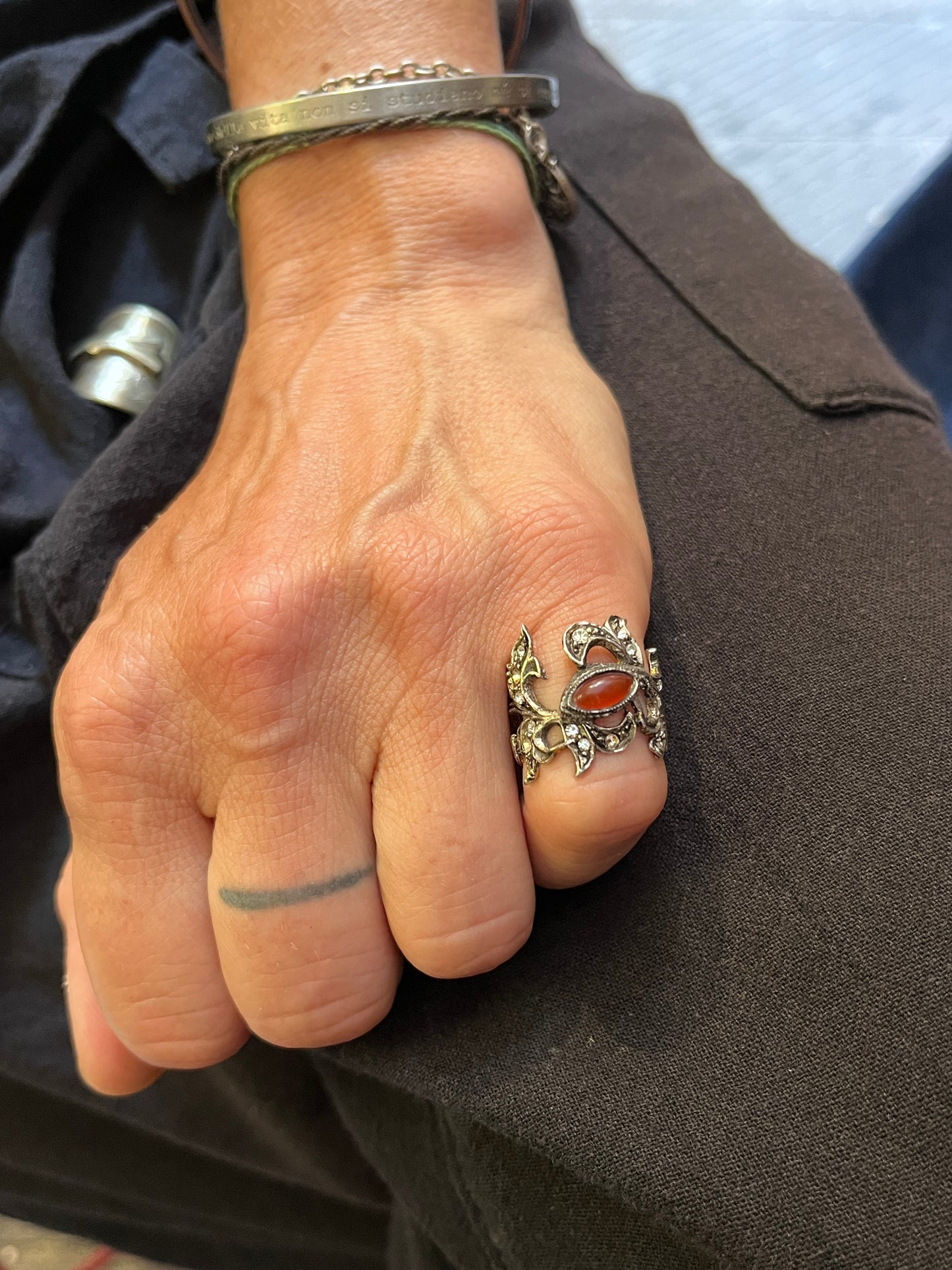 Anello Artigianale SPILLA FIAMMA Mod. SPILLA CORNIOLA Realizzato con Antica spilla in Argento (Prima Metà del ’900)