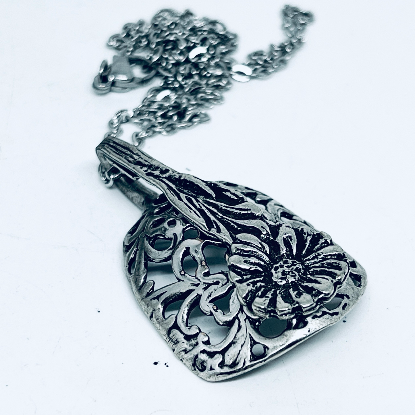 Pendente Artigianale MARGHERITA TRAFORATA Mod. CUCCHIAINO INTERO Realizzato con Antica Posata in Argento (Prima Metà del ’900)
