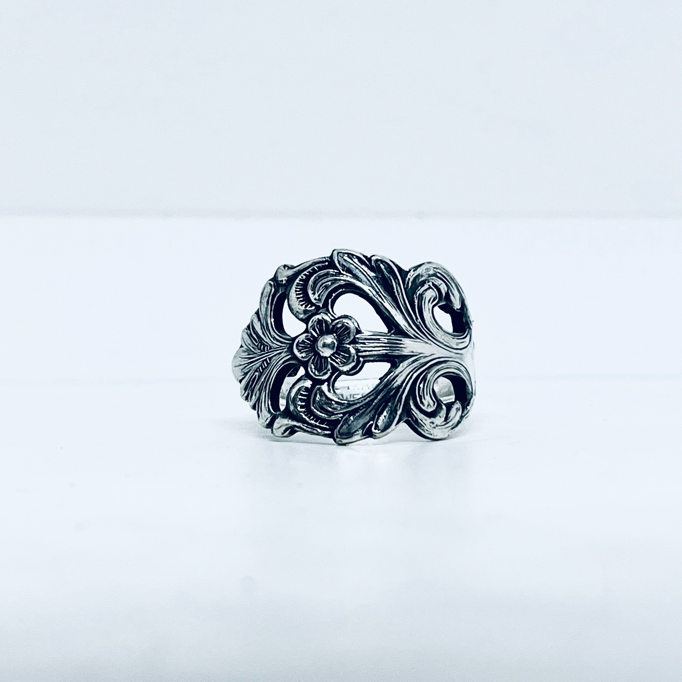 Anello Artigianale NONTISCORDARDIMÉ Mod. CLASSICO TRAFORATO Realizzato con Antica posata in Argento (Prima Metà del ’900)