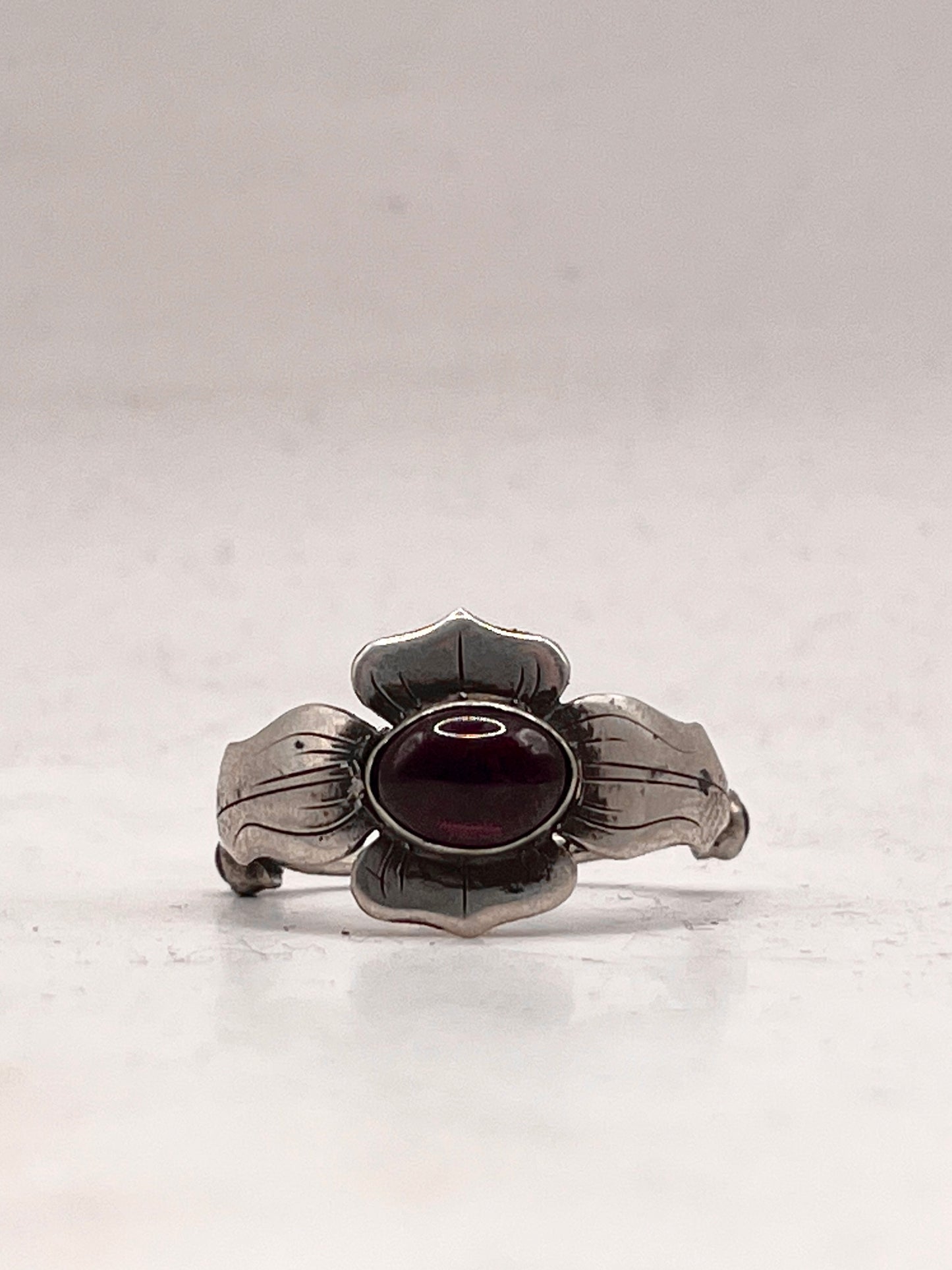 Anello Artigianale SPILLA SANGUE DI DRAGO o DEMOGORGONE Mod. SPILLA ARG 800 e GRANATO Realizzato con Antica spilla in Argento (Prima Metà del ’900