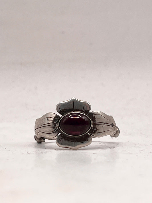 Anello Artigianale SPILLA SANGUE DI DRAGO o DEMOGORGONE Mod. SPILLA ARG 800 e GRANATO Realizzato con Antica spilla in Argento (Prima Metà del ’900
