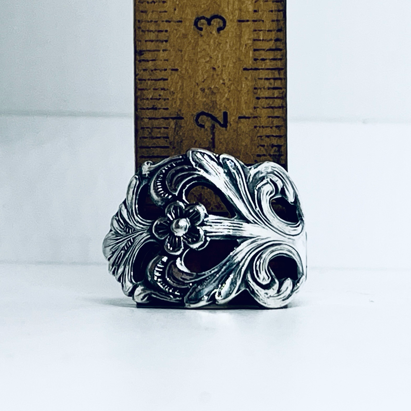 Anello Artigianale NONTISCORDARDIMÉ Mod. CLASSICO TRAFORATO Realizzato con Antica posata in Argento (Prima Metà del ’900)