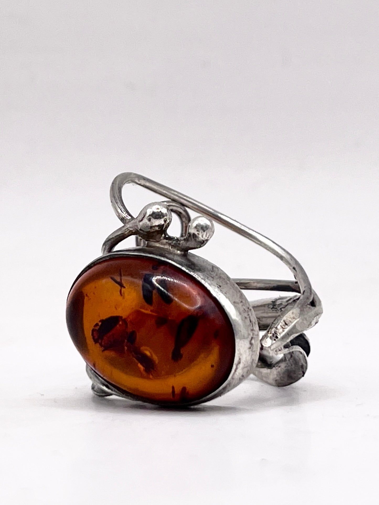 Anello Artigianale MIELE JURASSICO Mod. SPILLA con AMBRA Realizzato con Antica spilla in Argento (Prima Metà del ’900)