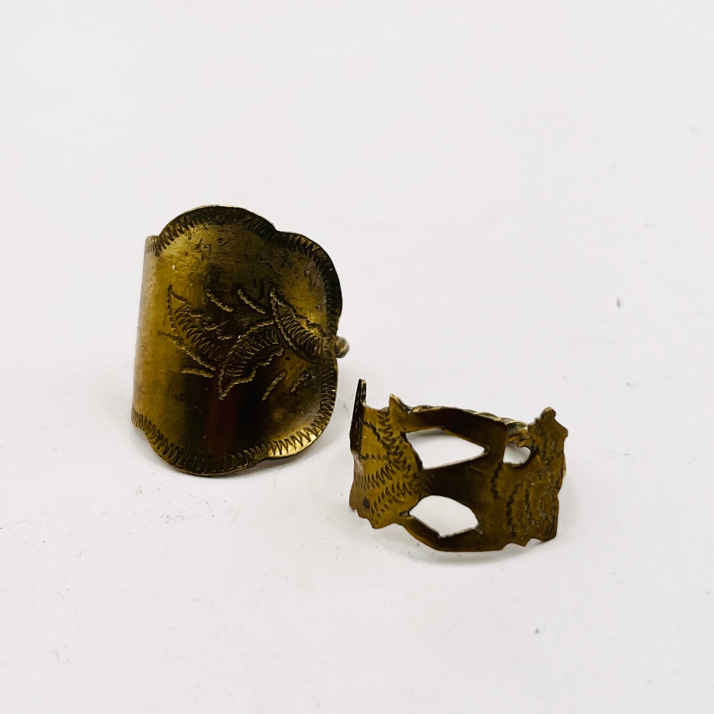 Anello + Anello Artigianale “Wayang Kulit” FOGLIA e WAYANG  Realizzato con Antica posata in OTTONE (Prima Metà del ’900)