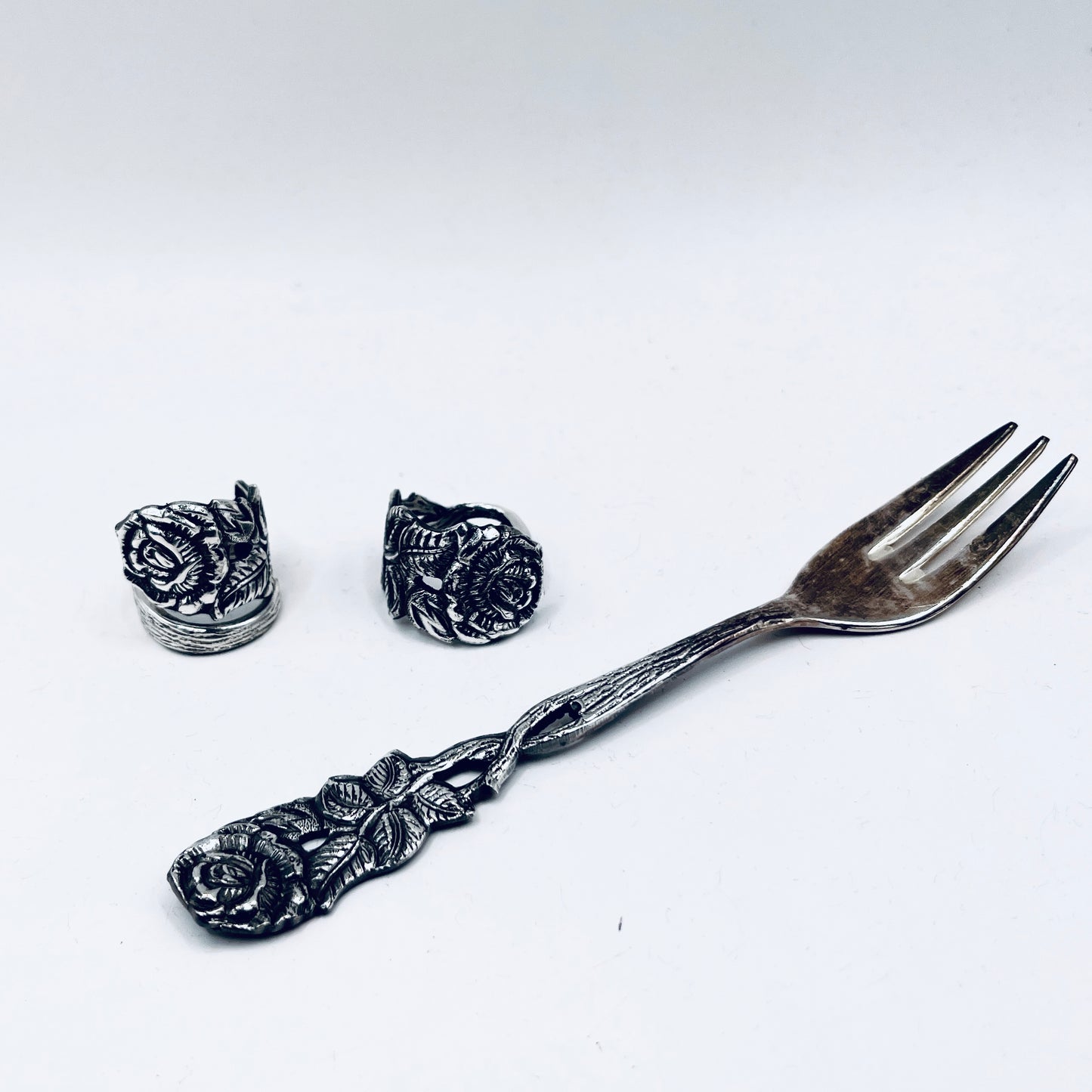 Anello Artigianale ROSA GRANDE Mod. SPIRALE/CLASSICO  Realizzato con Antica posata in Argento (Prima Metà del ’900)