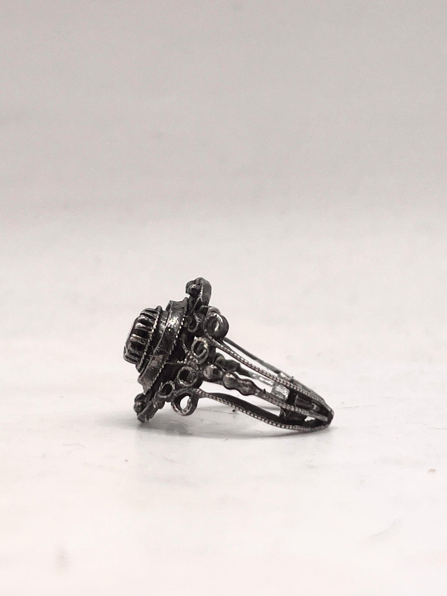 Anello Artigianale SPILLA VELLUTO Mod. SPILLA ARG 835 e GRANATO Realizzato con Antica spilla in Argento (Prima Metà del ’900