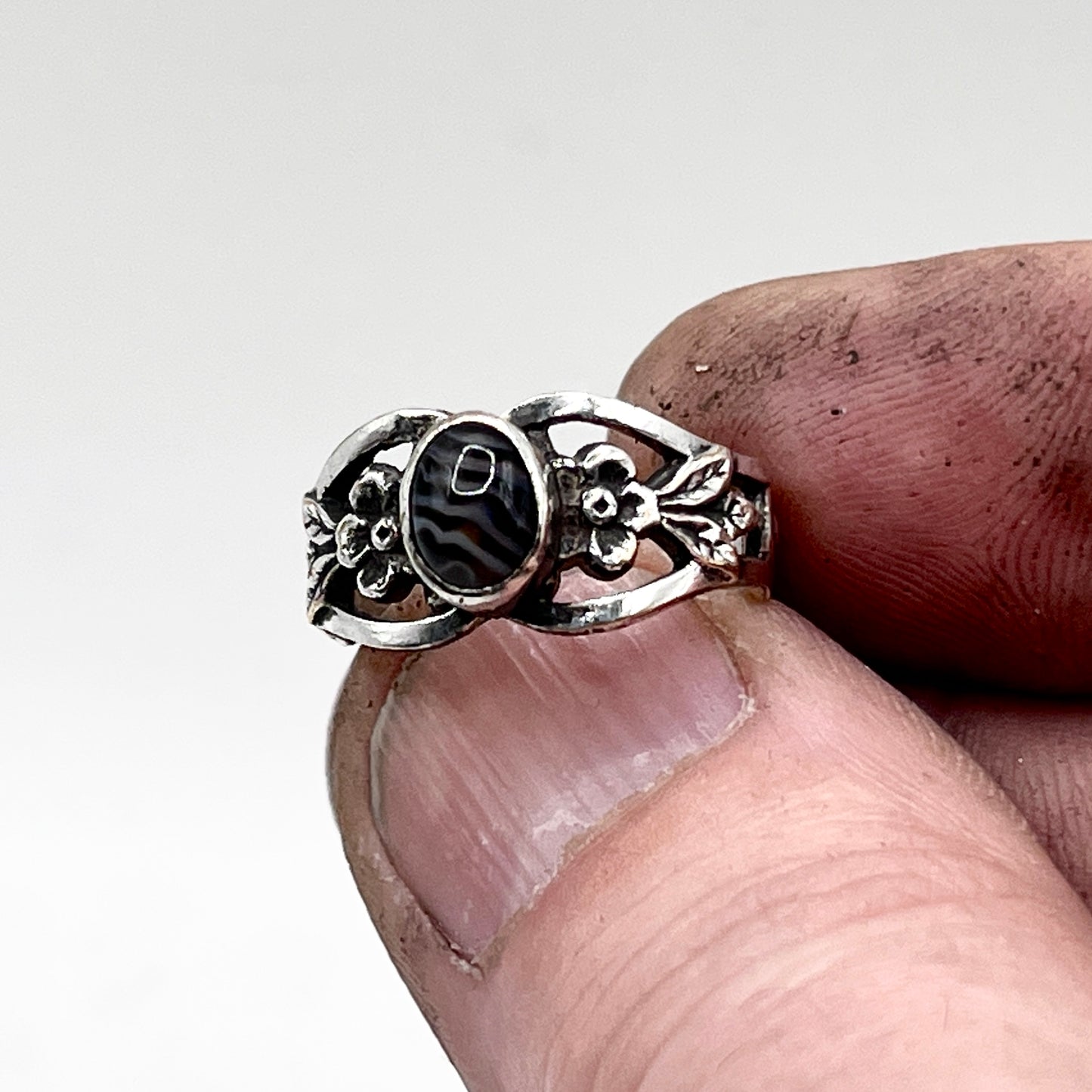 Anello Artigianale ZEBRA STONE Mod. SPILLA Realizzato con Antica spilla in Argento (Prima Metà del ’900)