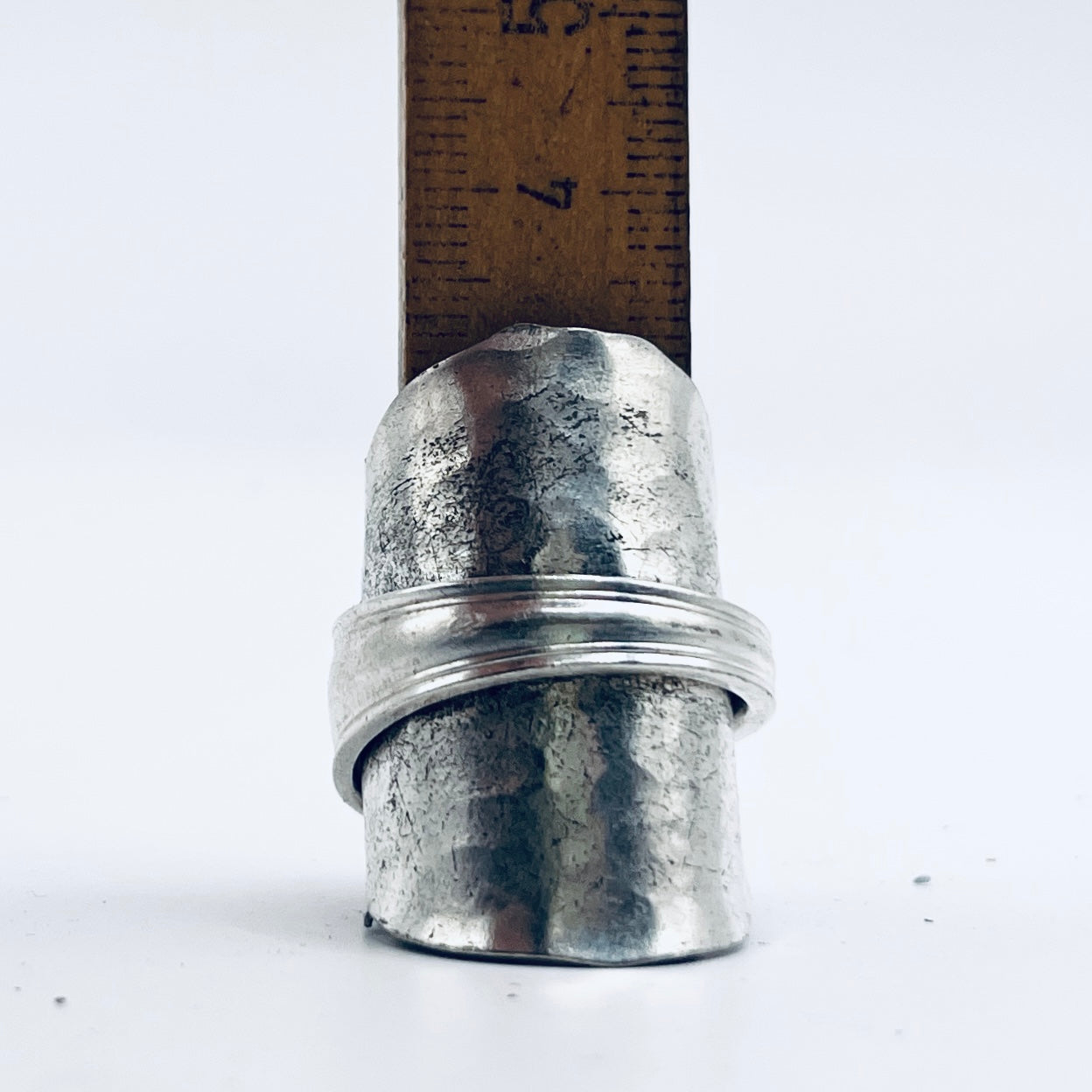 Anello Artigianale Mod. INTERO  MARTELLATO Realizzato con intero Antico Cucchiaino in Argento (Prima Metà del ’900)