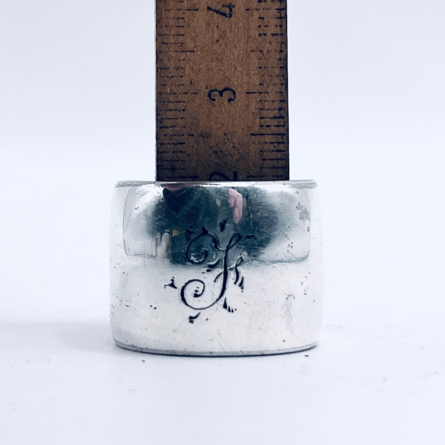 Anello Artigianale con Iniziale F