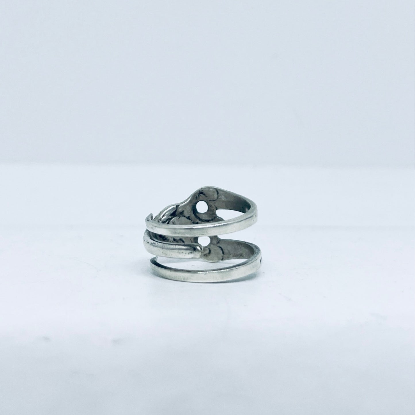 Anello Artigianale Mod. FORCHETTINA ROSA DI HILDESHEIM Realizzato con parte di antica forchettina in Argento (Prima Metà del ’900)