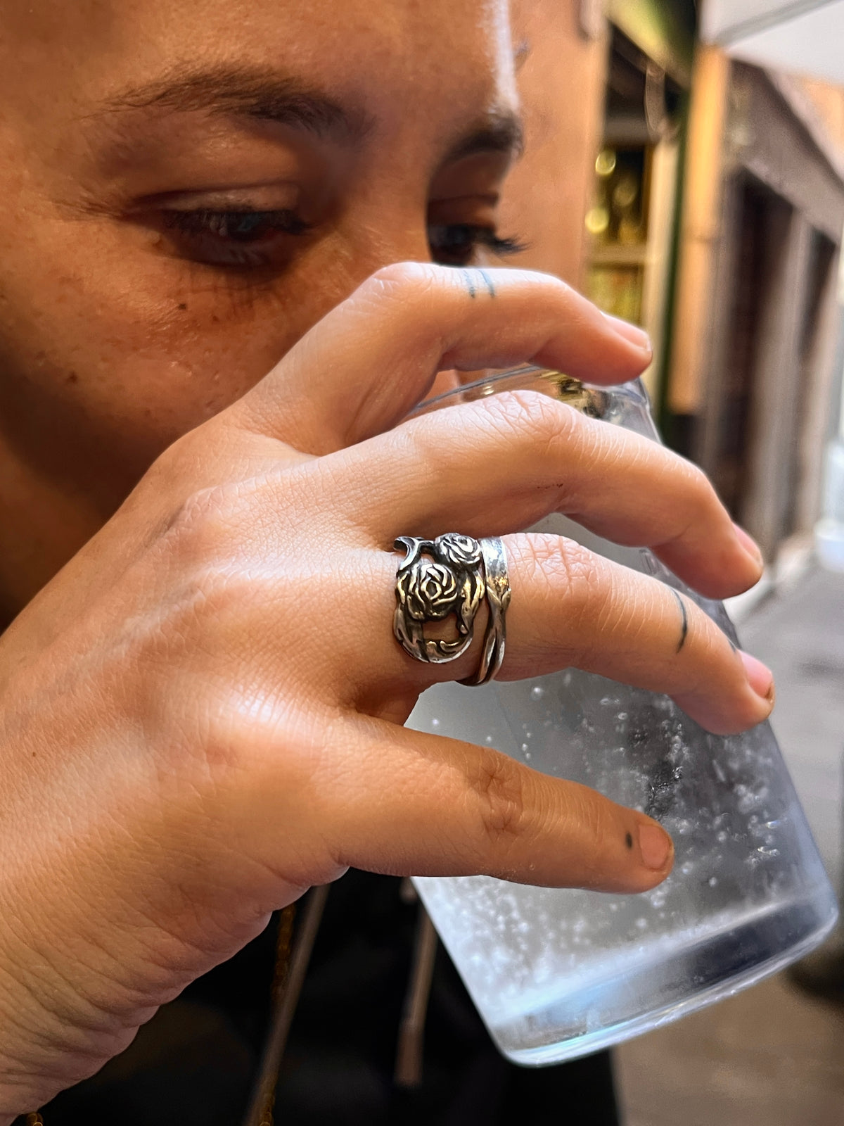 Anello Rose Traforate ricavato da una posata antica in argento 925 – vista 4