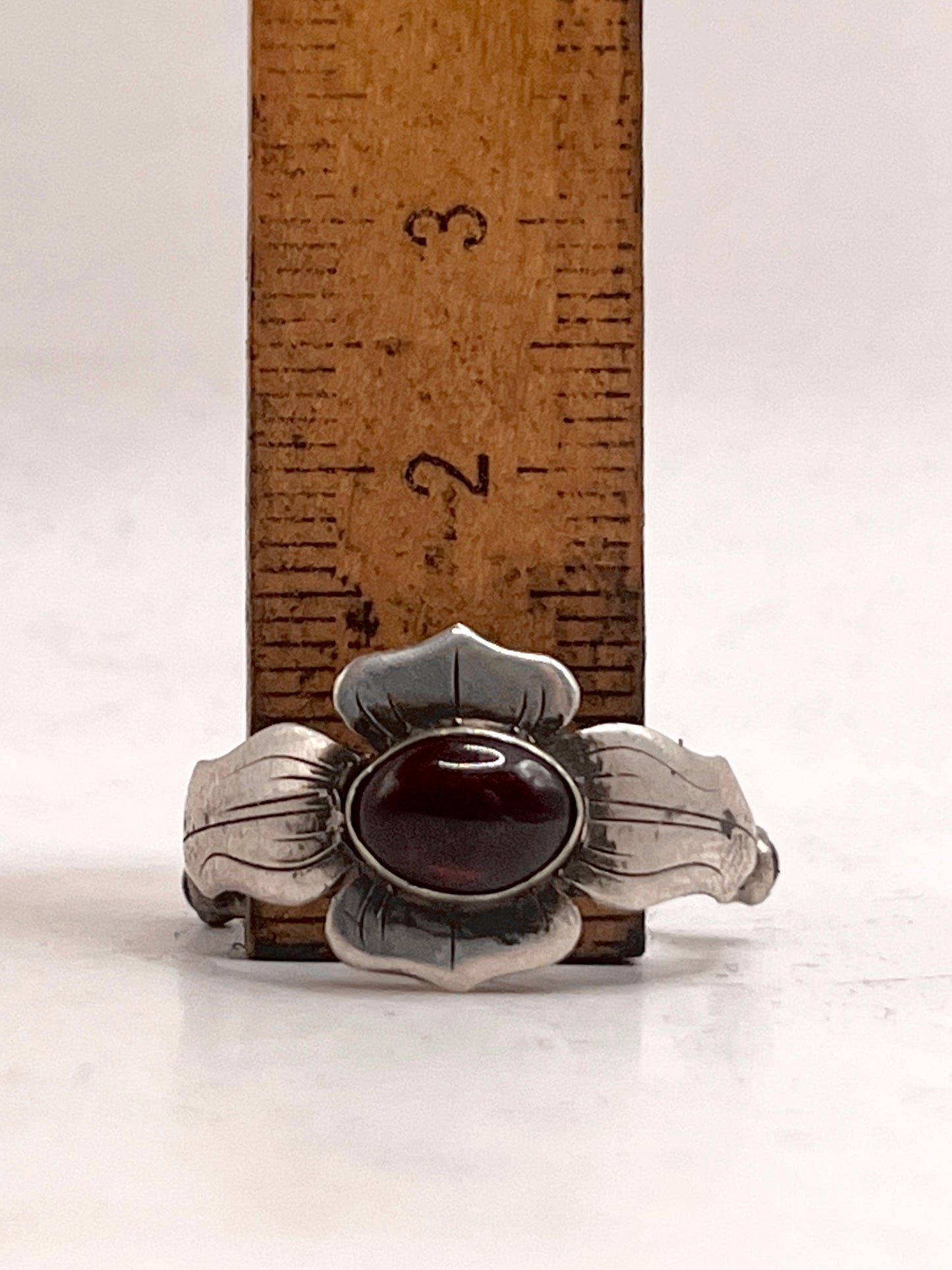 Anello Artigianale SPILLA SANGUE DI DRAGO o DEMOGORGONE Mod. SPILLA ARG 800 e GRANATO Realizzato con Antica spilla in Argento (Prima Metà del ’900