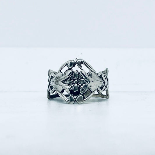 Anello Artigianale FIORE TONDO Mod. SPILLA Realizzato con Antica spilla in Argento (Prima Metà del ’900)