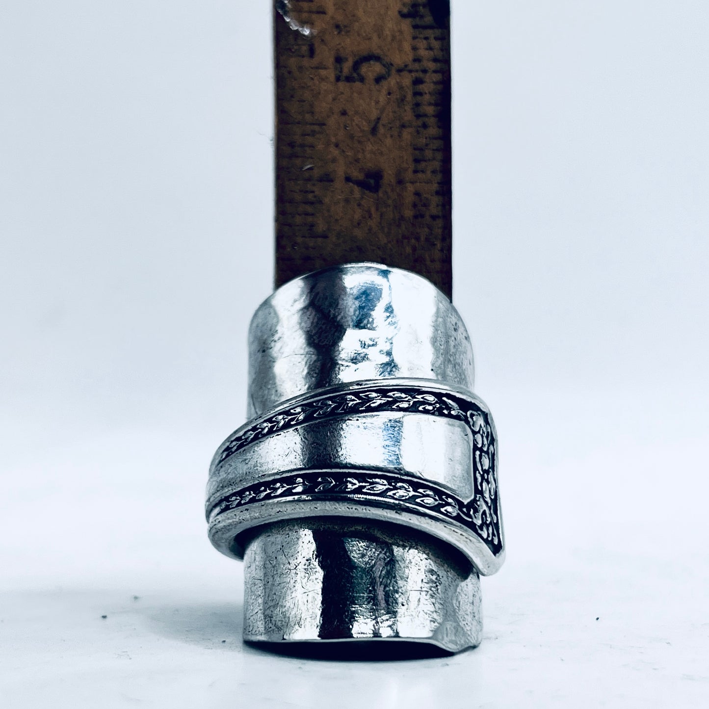 Anello Artigianale Mod. INTERO  FIORI MARTELLATO Realizzato con intero Antico Cucchiaino in Argento (Prima Metà del ’900)